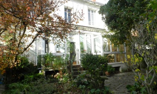 Tours Proche Rabelais: Maison agréable avec vaste jardin et garage 2 véhicules 